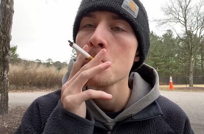 Лечение зависимости от табакокурения в Аше Мужчина с сигаретой делает затяжку