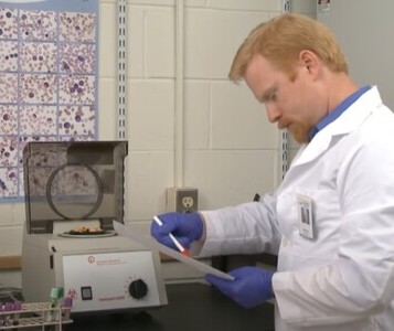 Клиника лечения наркозависимости в Аше Врач в кабинете клиники