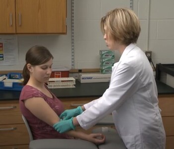 Лечение зависимости от аптечных препаратов в Аше Врач делает инъекцию пациентке