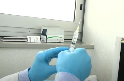 Проведение кодирования Вивитролом в Аше Шприц с Вивитролом в руках у врача